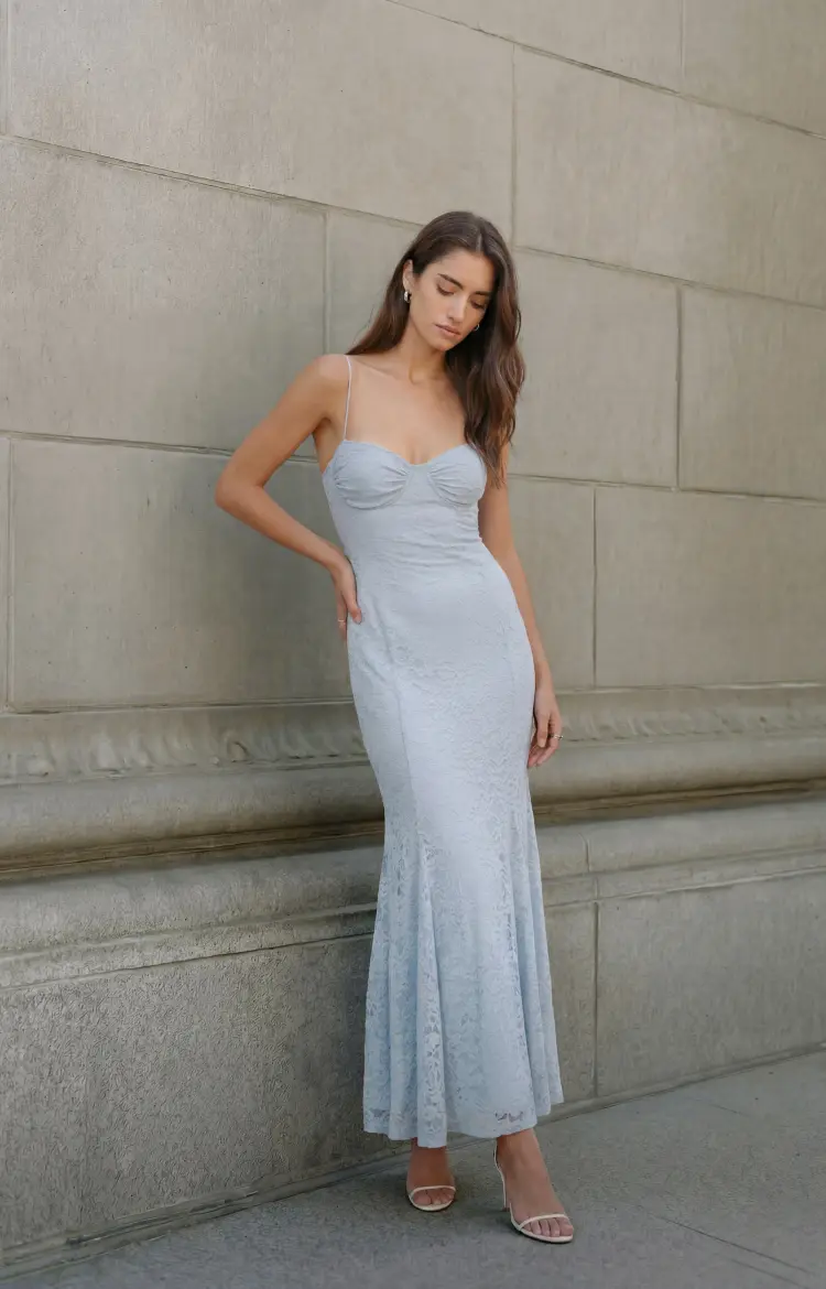 La mannequin porte une robe maxi en dentelle bleue.